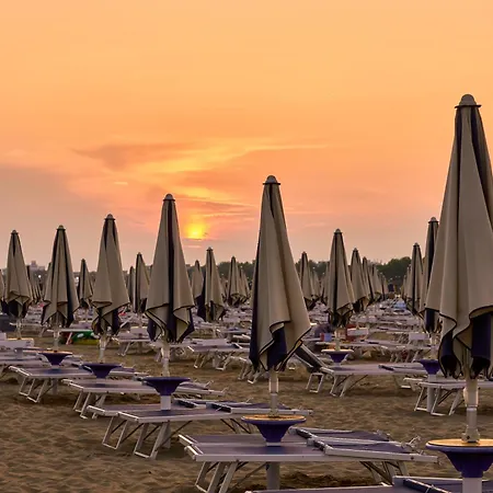 Apartment Colourful Seaside Flat With Pool On The Rooftop Bibione