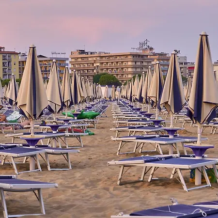 Colourful Seaside Flat With Pool On The Rooftop Bibione