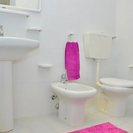 Colourful Seaside Flat With Pool On The Rooftop ביביונה