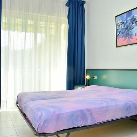 Apartment Colourful Seaside Flat With Pool On The Rooftop *