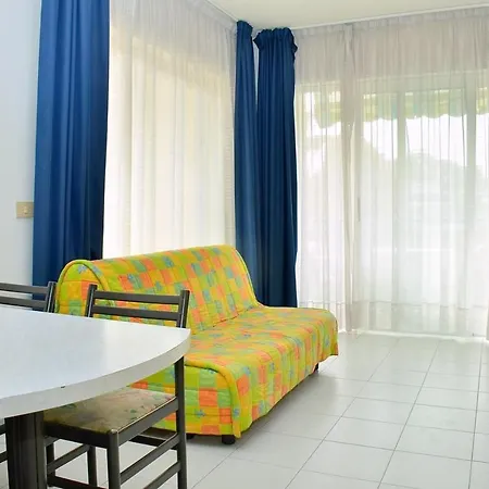 Colourful Seaside Flat With Pool On The Rooftop *
