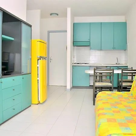 Colourful Seaside Flat With Pool On The Rooftop דירה *